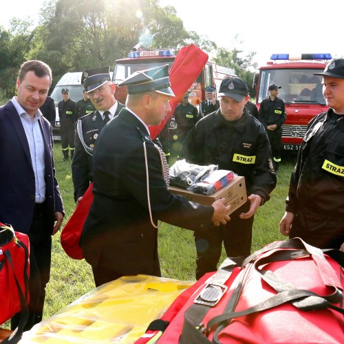 Przekazanie sprzętu dla Ochotniczych Straży Pożarnych